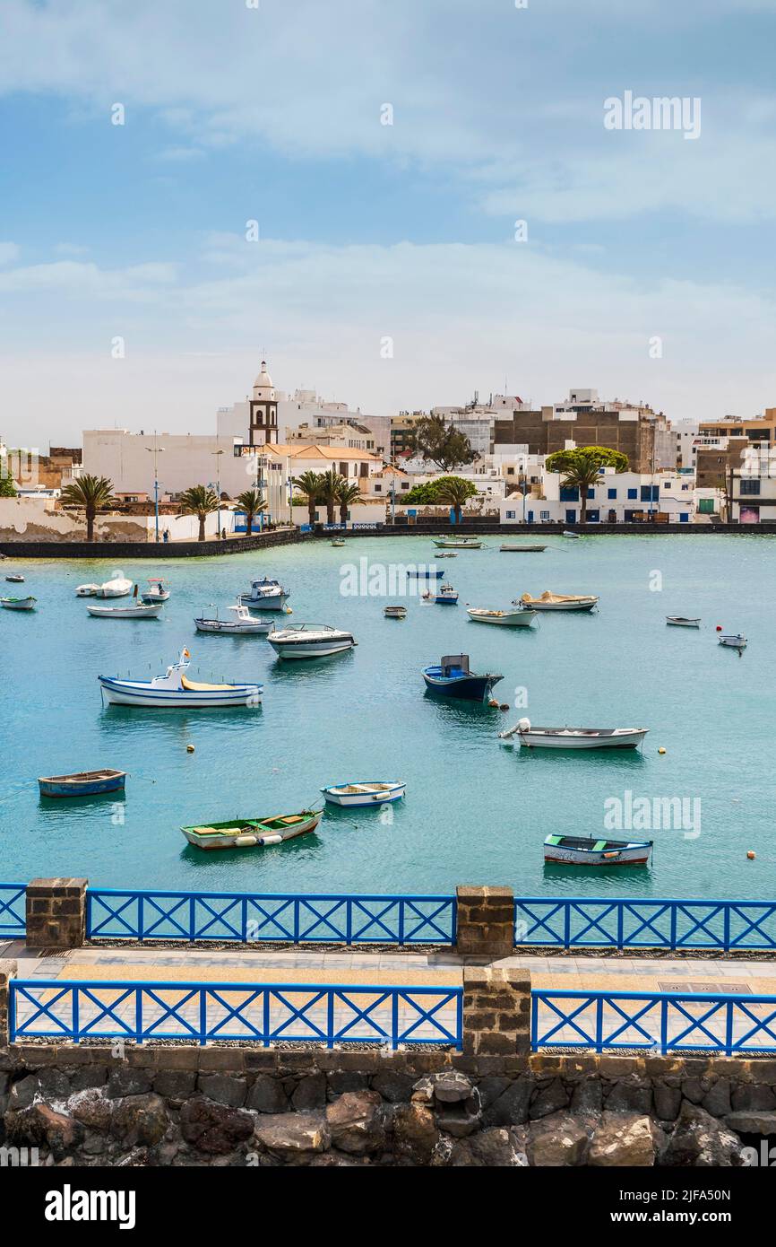 Magnifique quai à l'architecture historique et bateaux sur l'eau bleue à Arrecife, Lanzarote, îles Canaries, Espagne Banque D'Images