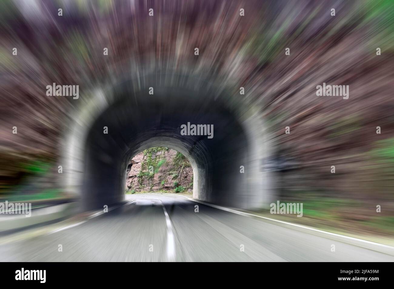 Vue à travers le pare-brise de la voiture conduisant dans un tunnel étroit à une vitesse excessive, sud de la France, France Banque D'Images