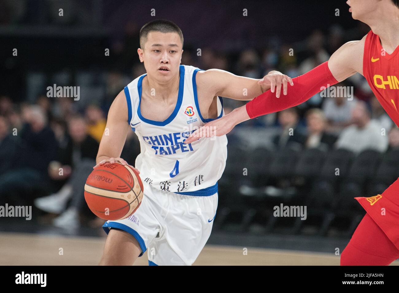 Melbourne, Australie. 01st juillet 2022. Yu-Wei Chen (L) de l'équipe de basket-ball du Taipei chinois vu en action lors du match de qualification de la coupe du monde de la FIBA entre le Taipei chinois et la Chine qui s'est tenu à l'arène John Cain. (Note finale Chine 94:58 Taipei chinois) crédit: SOPA Images Limited/Alay Live News Banque D'Images