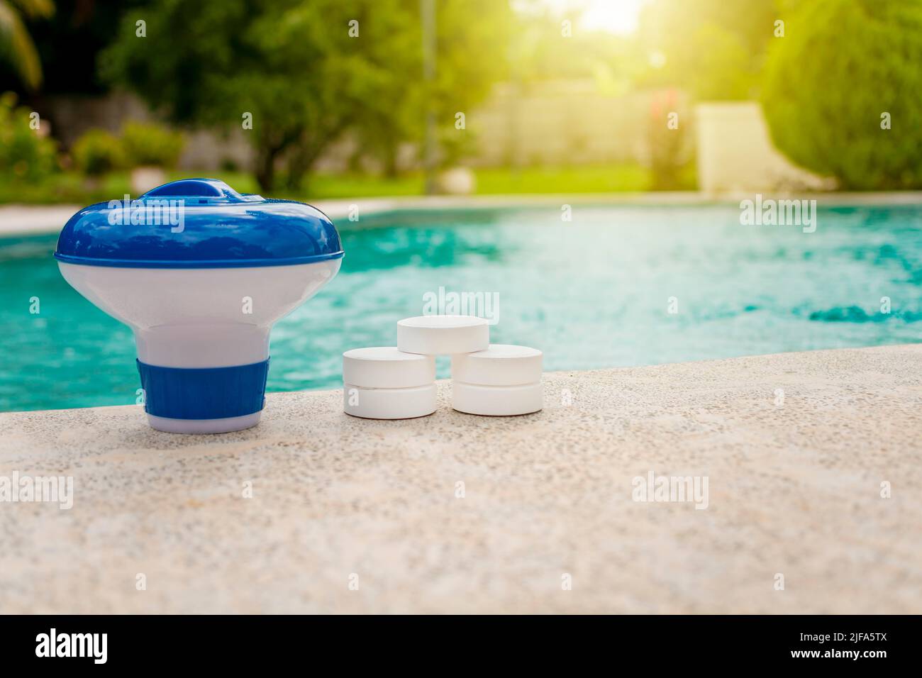 Comprimés avec distributeur de chlore pour piscines. Comprimés de chlore avec flotteur de dosage, flotteur de piscine et comprimés de chlore, Un flotteur de piscine et de chlore Banque D'Images