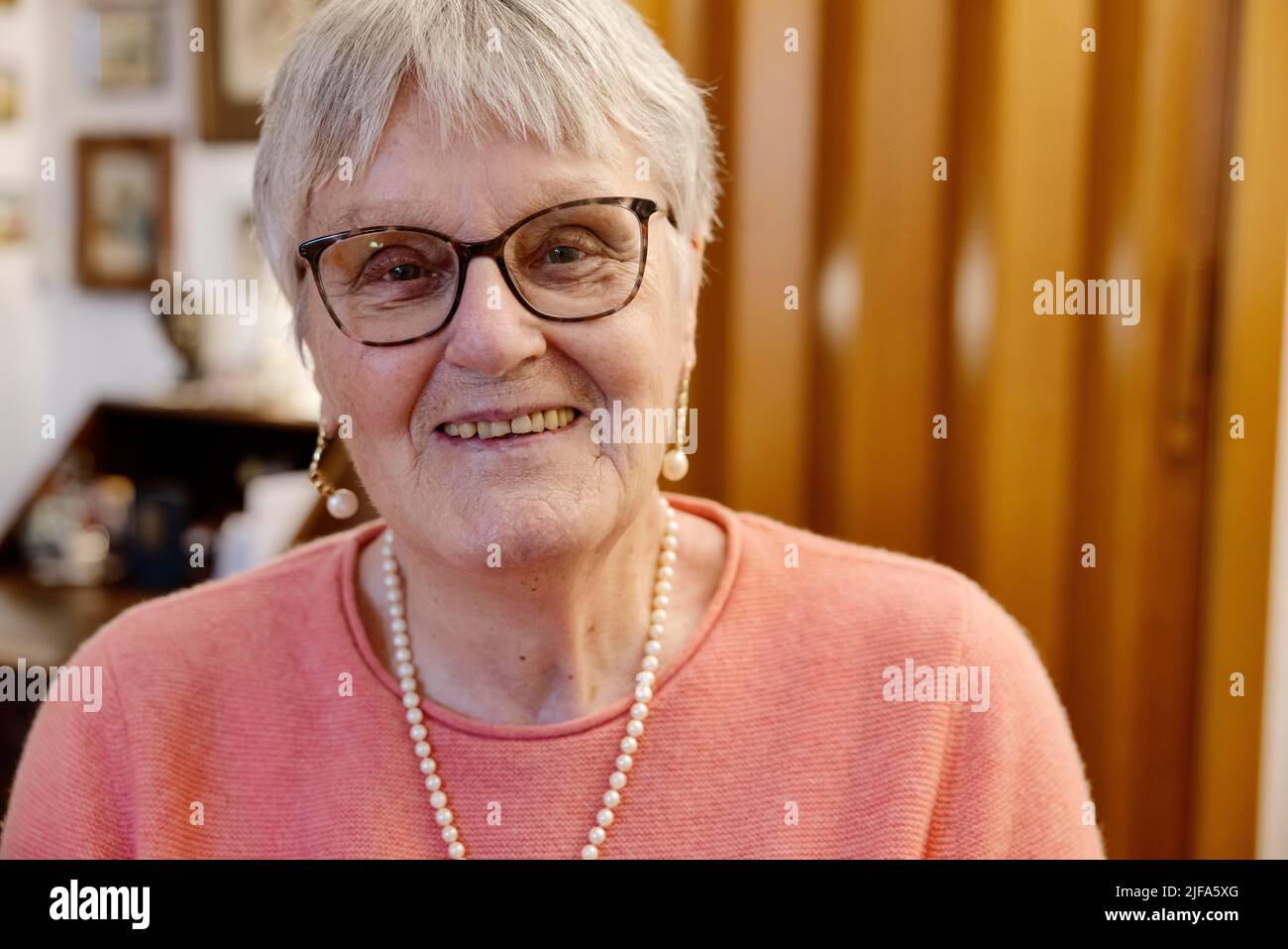 Femme âgée avec des lunettes rit dans l'appareil photo, portrait, Bocholt, Rhénanie-du-Nord-Westphalie, Allemagne Banque D'Images