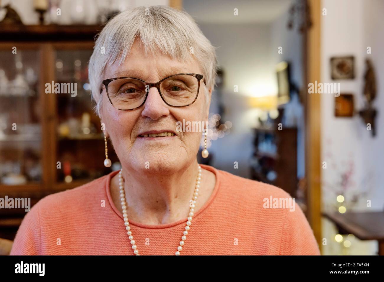 Portrait d'une femme âgée avec des lunettes regardant dans l'appareil photo à la maison, Bocholt, Rhénanie-du-Nord-Westphalie, Allemagne Banque D'Images