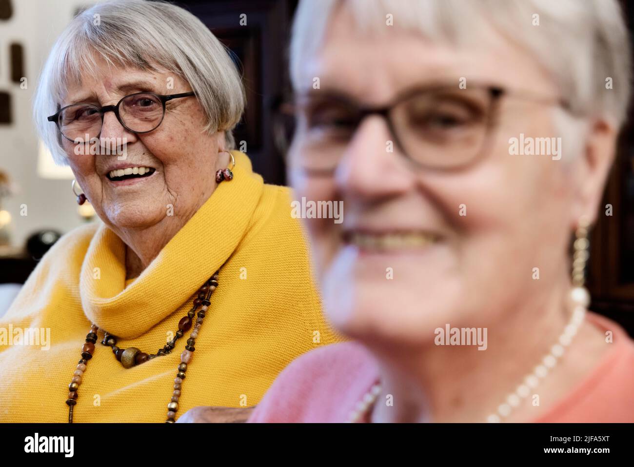 Deux personnes âgées, sœurs, riant amibien dans la caméra à la maison, Bocholt, Rhénanie-du-Nord-Westphalie, Allemagne Banque D'Images