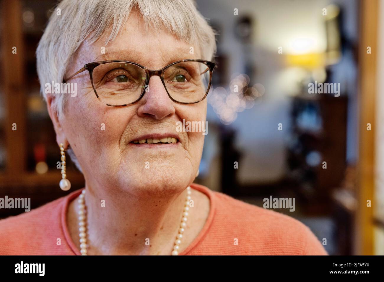 Portrait d'un aîné avec des lunettes à la maison, Bocholt, Rhénanie-du-Nord-Westphalie, Allemagne Banque D'Images
