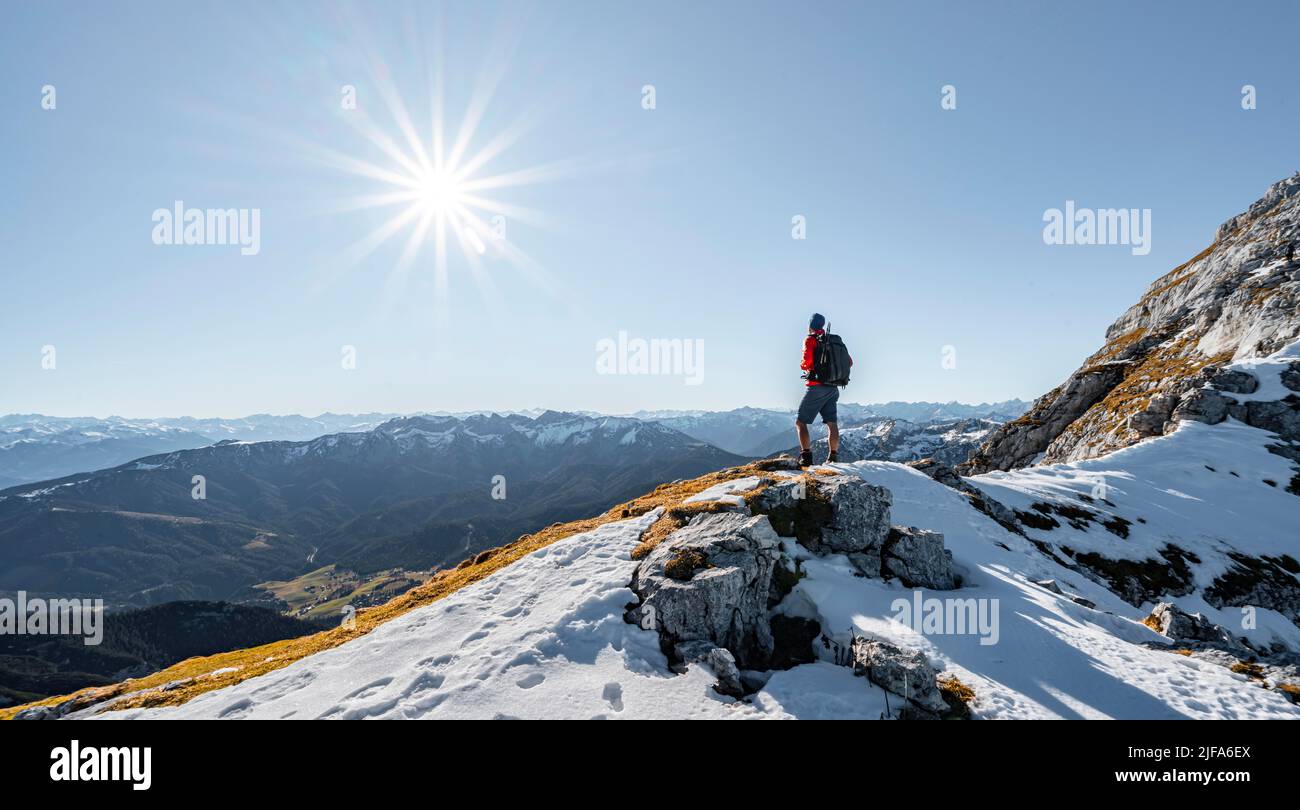 Grimpeurs sur la crête rocheuse du sommet avec la première neige en automne, sentier de randonnée à Guffert, réflexe solaire, Alpes de Brandenberg, Tyrol, Autriche Banque D'Images