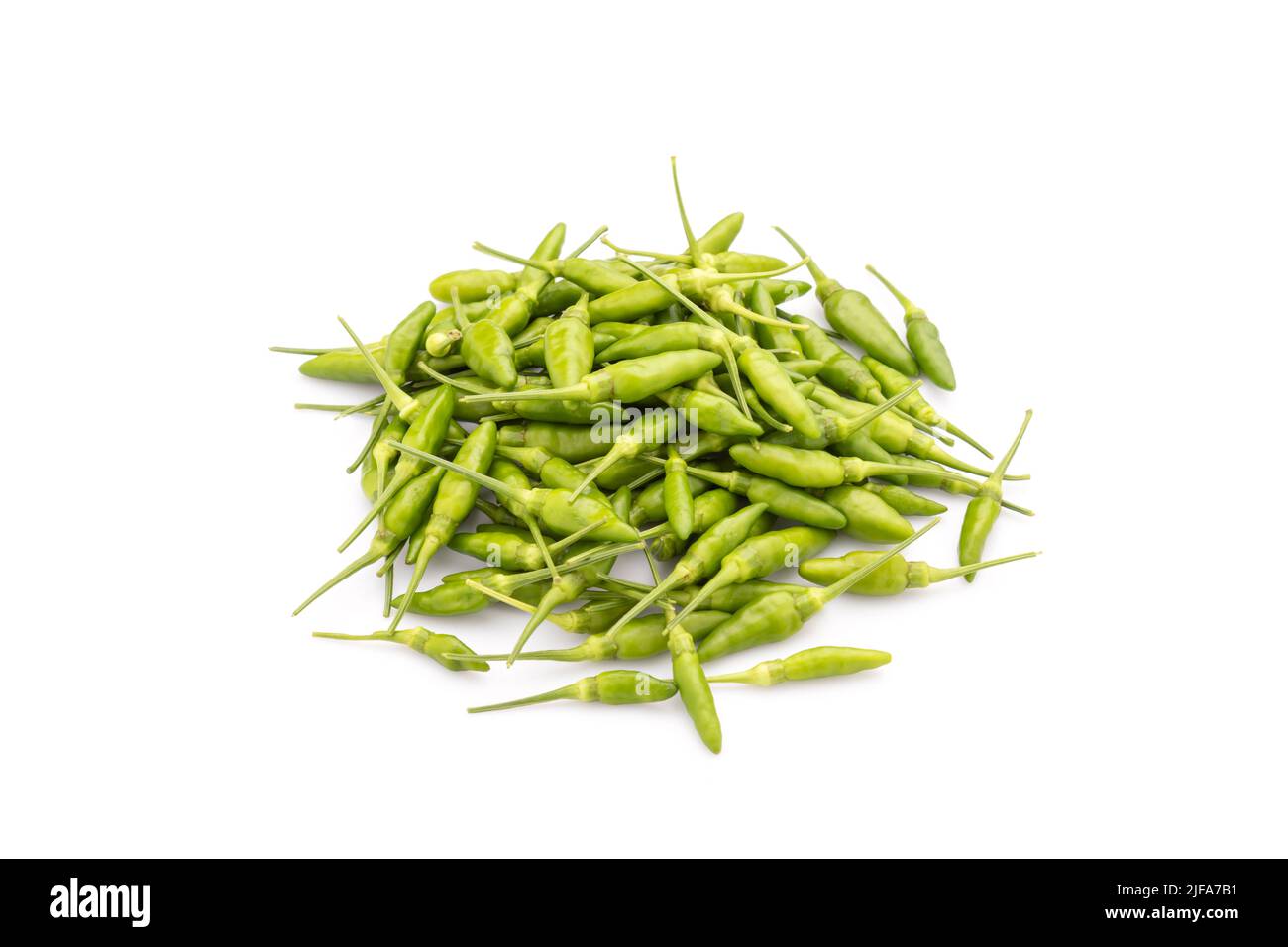 Pile de piment d'oiseau vert ou de poivre thaï isolé sur fond blanc Banque D'Images