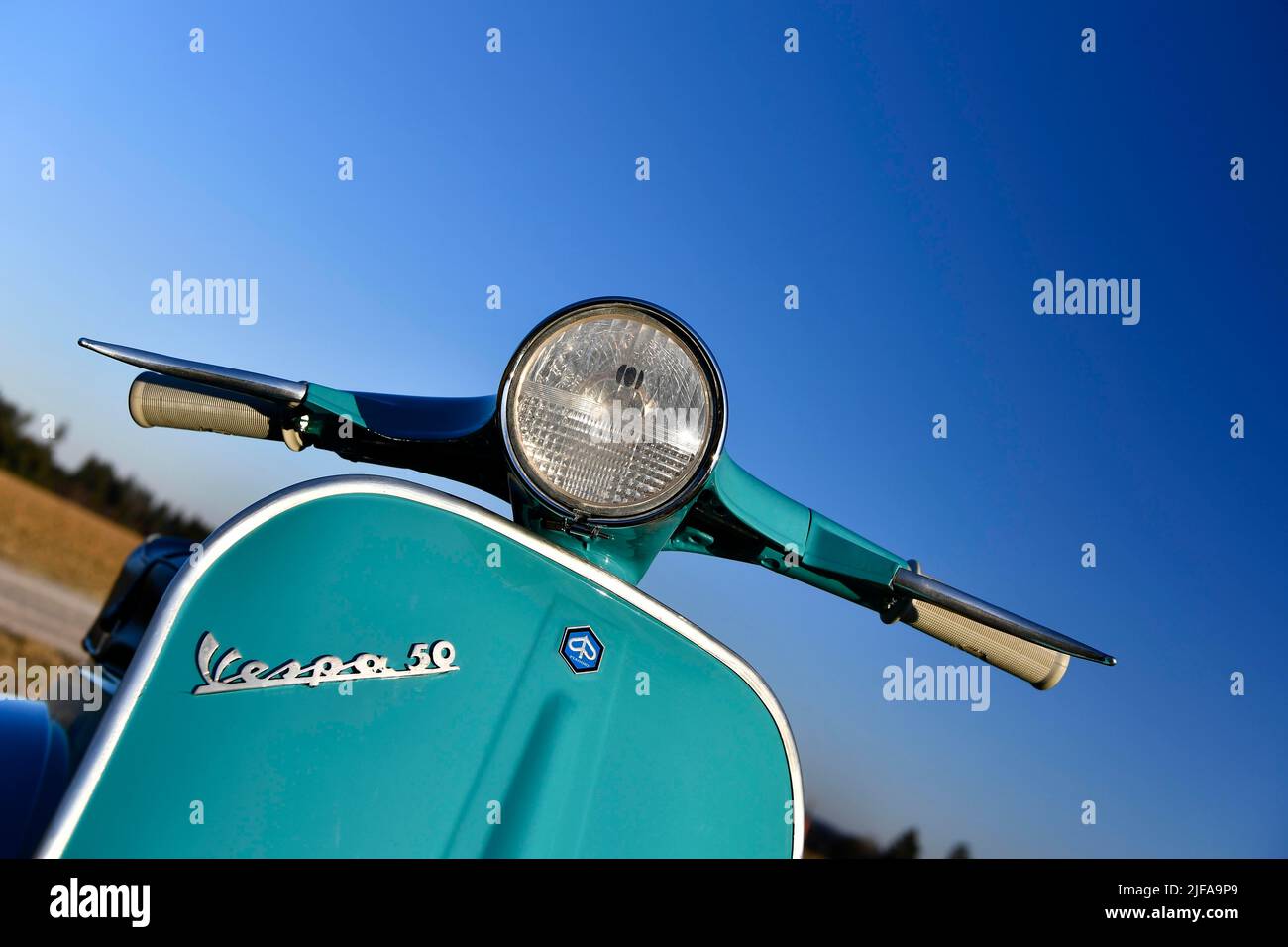 Vespa V 50, N, R, L, 50cc, Mobylette, scooter, Vespa, Piaggio, mobylette, turquoise, vert, vintage, route de terre, route, Nature, paysage, Freising, Bavière Banque D'Images