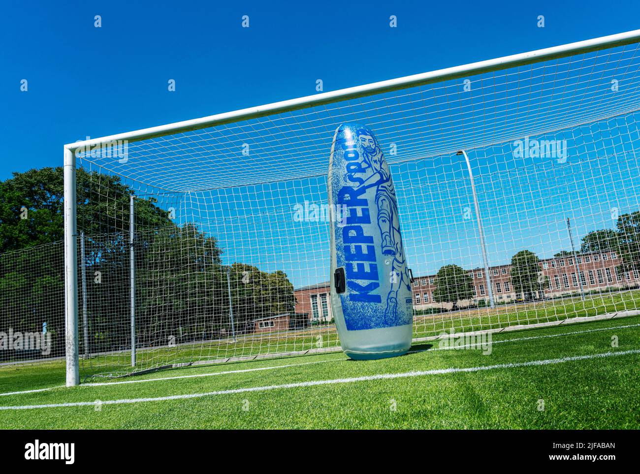 Gardien en plastique dans le but de football, terrain d'entraînement à Olympiapark, Berlin, Allemagne Banque D'Images