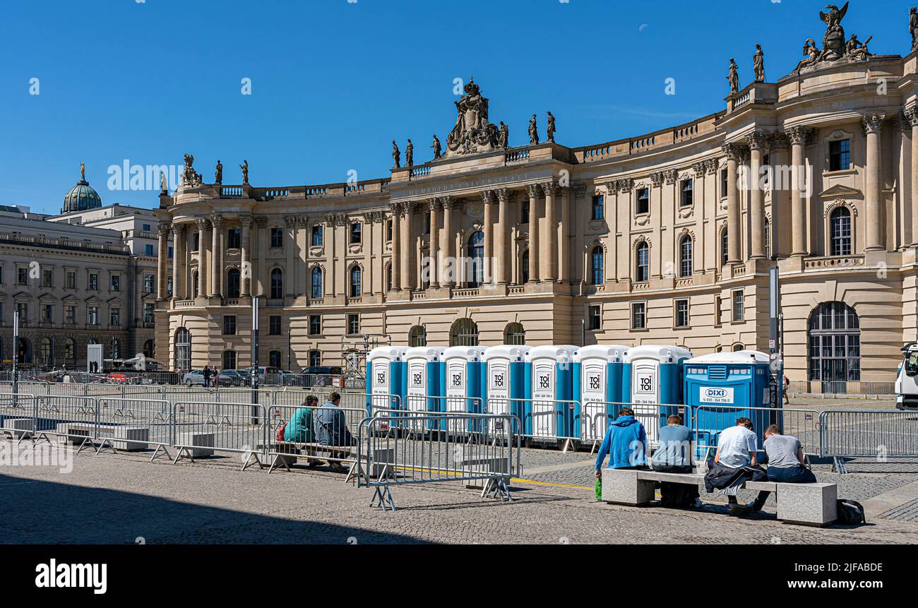 Mobile TOI cabines de toilette TOI, Bebel-Platz, Unter den Linden, Berlin, Allemagne Banque D'Images