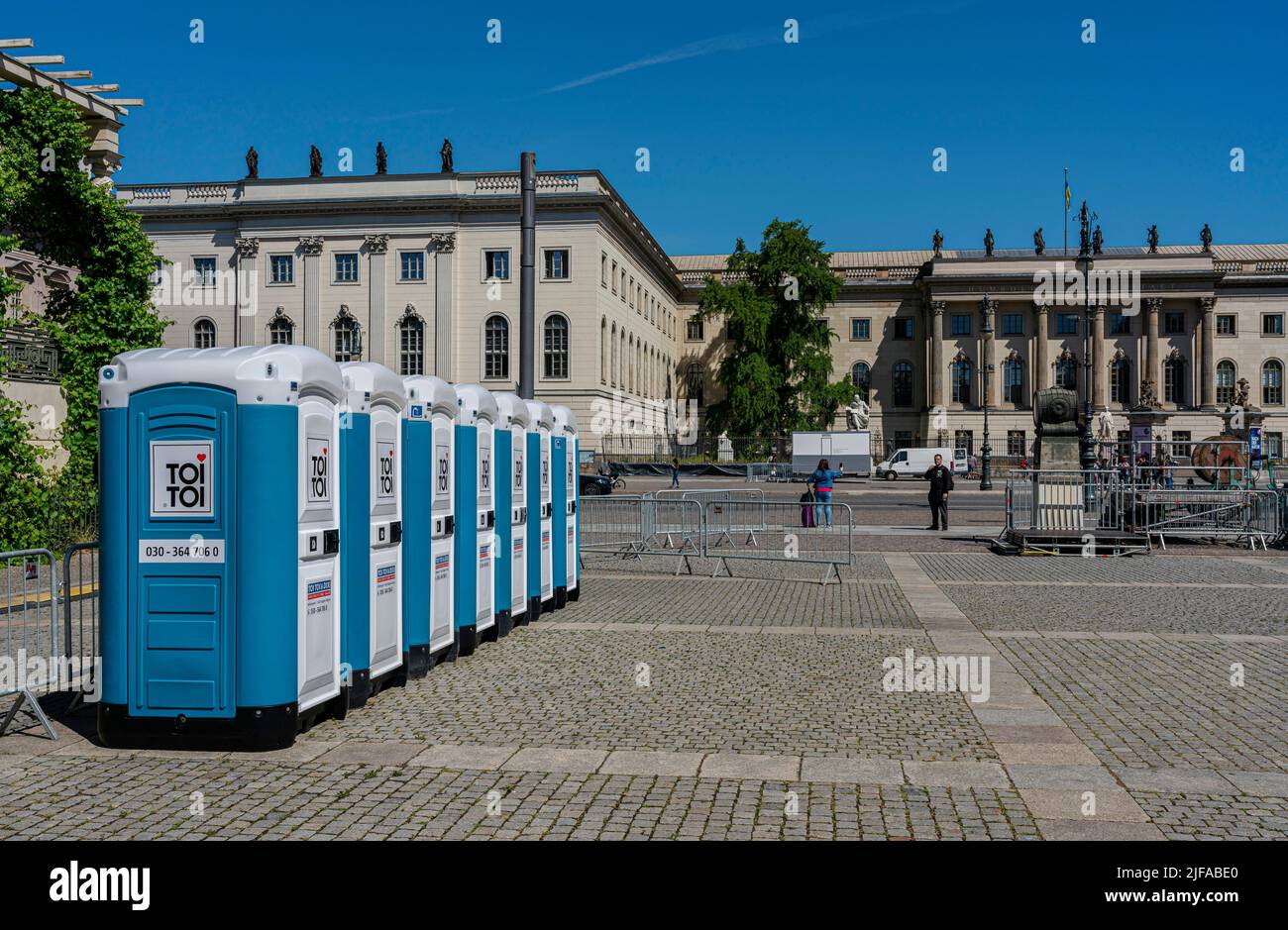 Mobile TOI cabines de toilette TOI, Bebel-Platz, Unter den Linden, Berlin, Allemagne Banque D'Images