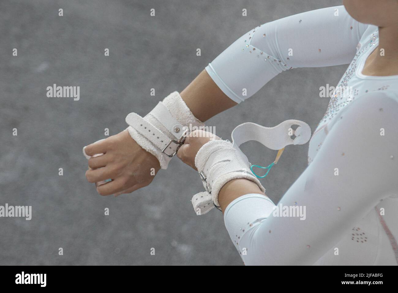 Bracelets ou protecteurs pour la gymnastique ou la compétition de gymnastique. Addons de protection blancs pour poignets ou paumes utilisés pour la compétition en gymnastique. Banque D'Images