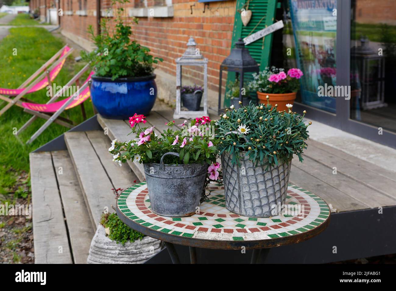 Encore la vie, les plantes en pots, les chaises longues à l'arrière, Albut, Old Camp, une partie de l'ancienne zone d'entraînement militaire Muensingen, l'ancien militaire et Banque D'Images