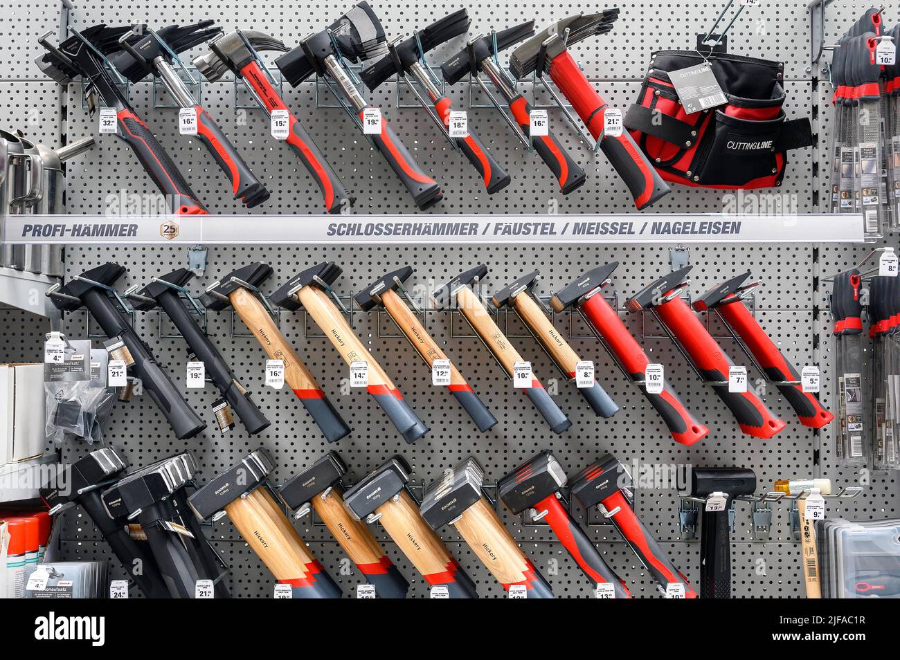 Divers marteaux dans le magasin de bricolage, Kempten, Allgaeu, Bavière, Allemagne Banque D'Images