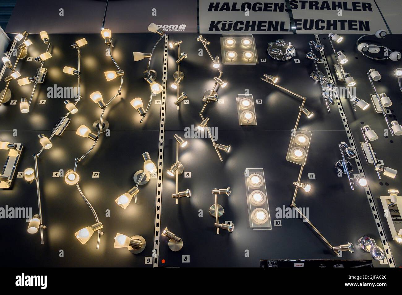 Projecteurs halogènes et lampes LED dans le magasin de bricolage, Kempten, Allgaeu, Bavière, Allemagne Banque D'Images