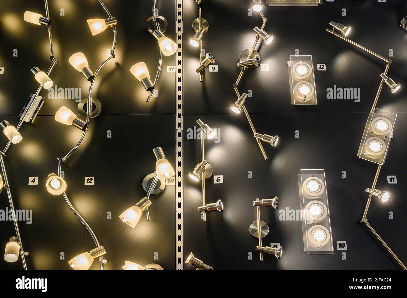 Projecteurs halogènes et lampes LED dans le magasin de bricolage, Kempten, Allgaeu, Bavière, Allemagne Banque D'Images