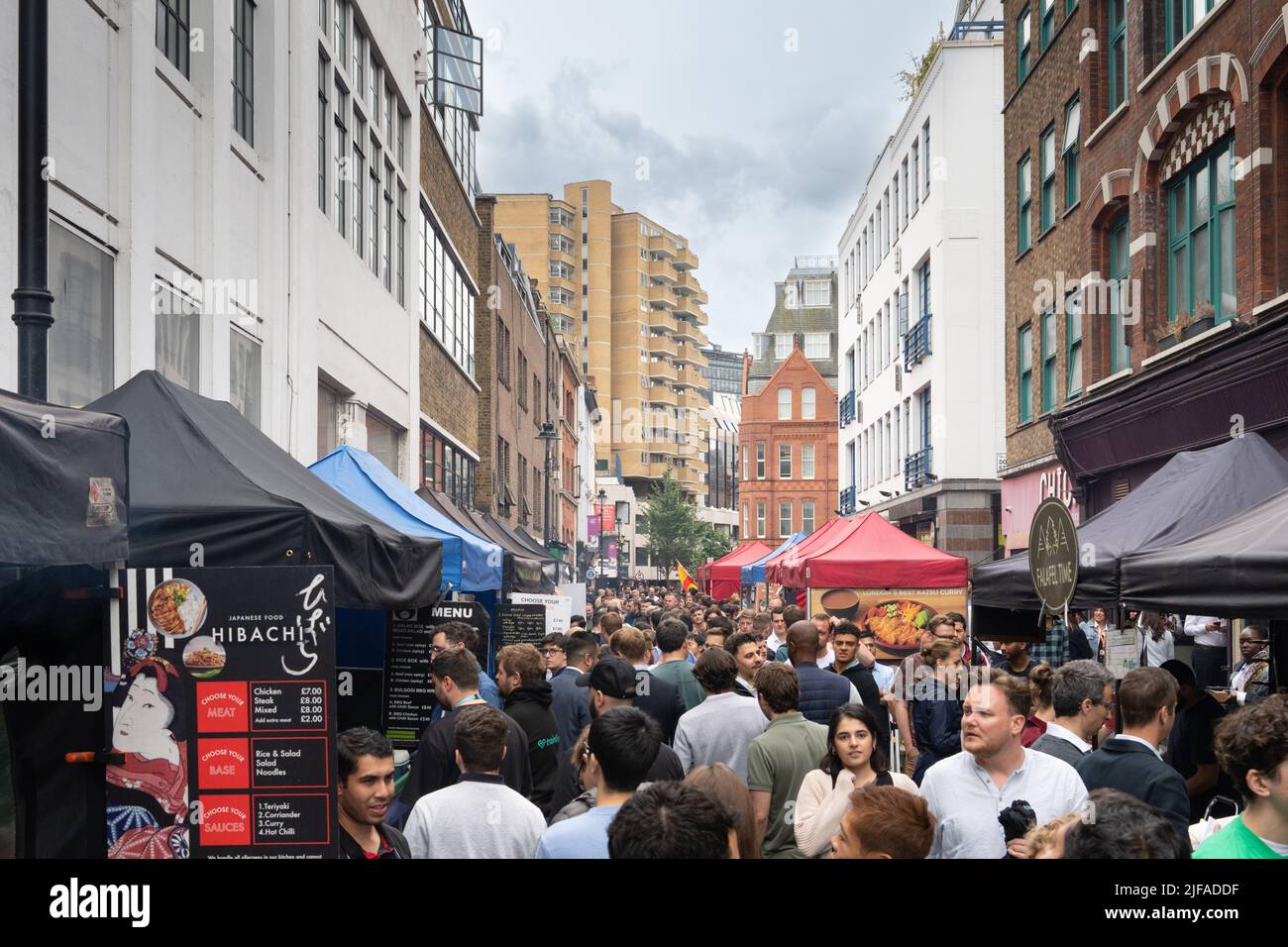 Le marché de la rue en cuir est un marché extérieur situé dans la région de Holborn, dans le quartier de Camden, à Londres. C'est le plus ancien marché de rue de Camden Banque D'Images