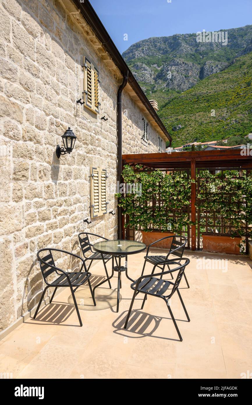 Maison typique en pierre avec une terrasse d'été au Monténégro, en Europe Banque D'Images