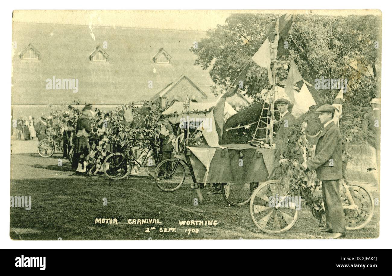 Carte postale originale de l'époque édouardienne d'un Carnaval automobile. Les participants ont décoré leurs bicyclettes avec des banderoles et des drapeaux patriotiques Union Jack, un vélo a été transformé en un navire, l'église de Saint François, West Worthing, Sussex, Angleterre, Royaume-Uni, le 2 septembre 1908, Banque D'Images