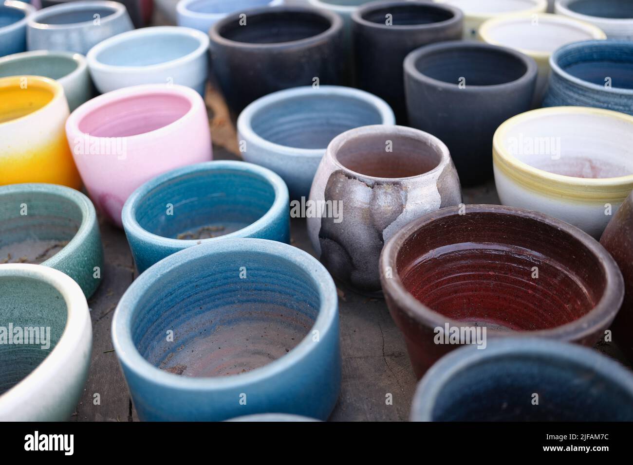 Vieux pots colorés en argile sur parquet Banque D'Images