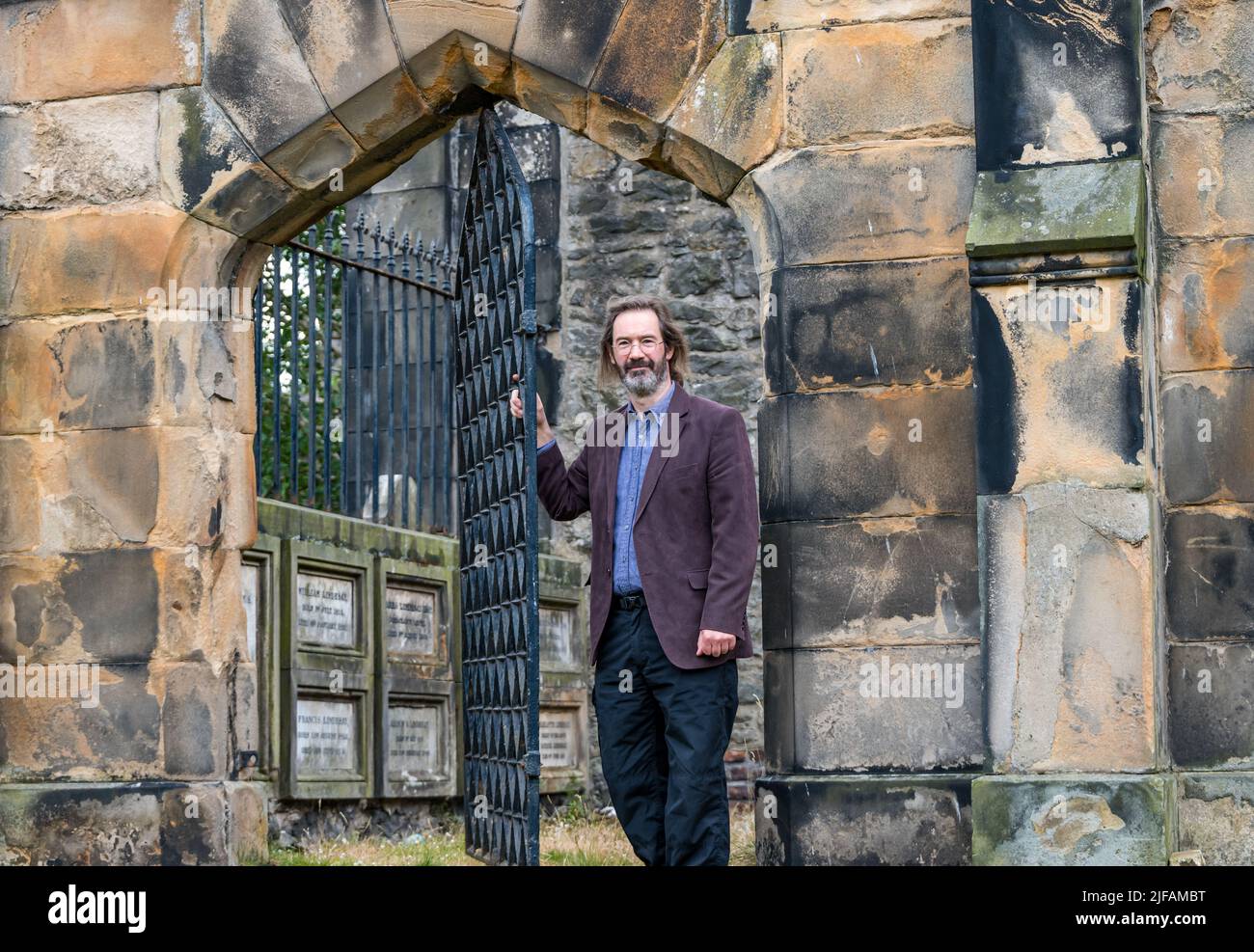 L'auteur écossais James Oswald, auteur du crime, dans le cimetière de l'église paroissiale de Leith Sud, est décoré d'une grille dans un mausolée, à Édimbourg, en Écosse, au Royaume-Uni Banque D'Images
