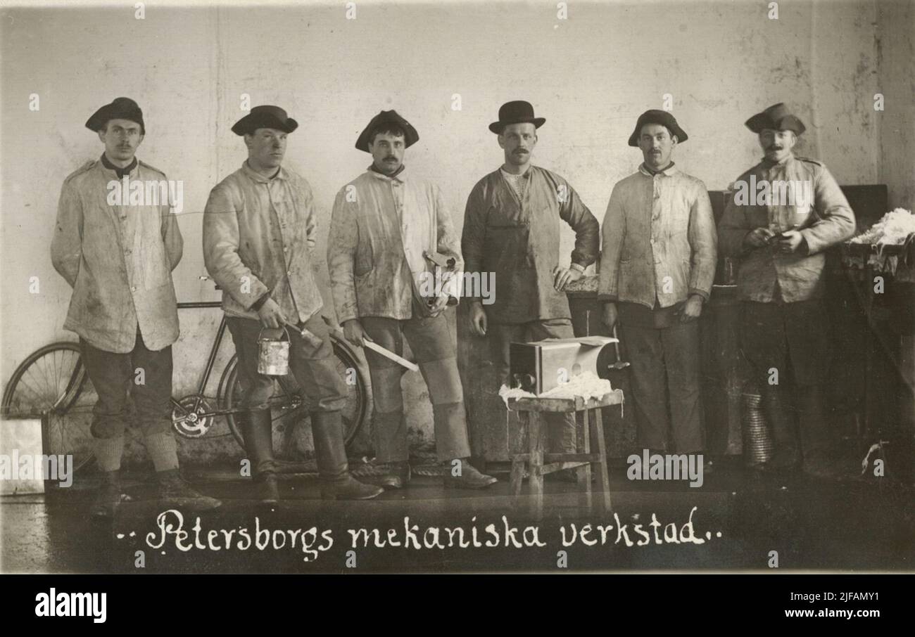 Photo de groupe avec un civil et des soldats du régiment D'artillerie de position A 9 dans un atelier. Banque D'Images