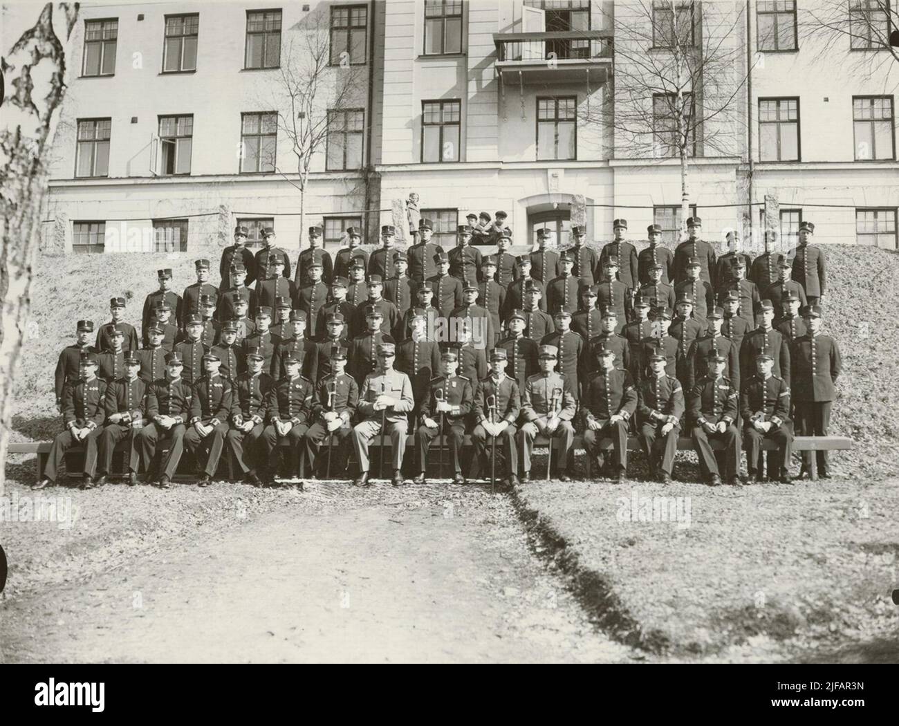 Photo de groupe des soldats et officiers de Göta Livgarde en 2 à l'extérieur de la caserne. Quatre enfants sont en arrière-plan. Photo de groupe des soldats et officiers de Göta Livgarde en 2 à l'extérieur de la caserne. Quatre enfants sont en arrière-plan. La photographie est incluse dans les albums contenant 15 photos du 1930s représentant Göta Livgarde. L'album contient également des cartes postales, des coupures de journaux et des fiches d'information. Banque D'Images