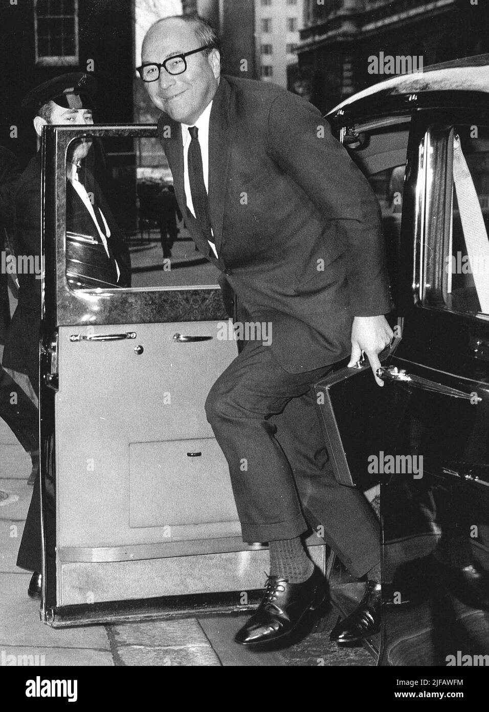 1969-04-15 12:00:00 monsieur. Roy Jenkins, chancelier de l'exehequer, donne un large sourire alors qu'il sort de sa voiture à 11 ans, Duwing Street ce matin quelques heures avant de révéler ses secrets budgétaires à la Chambre des communes pays-bas - belgique dehors Banque D'Images