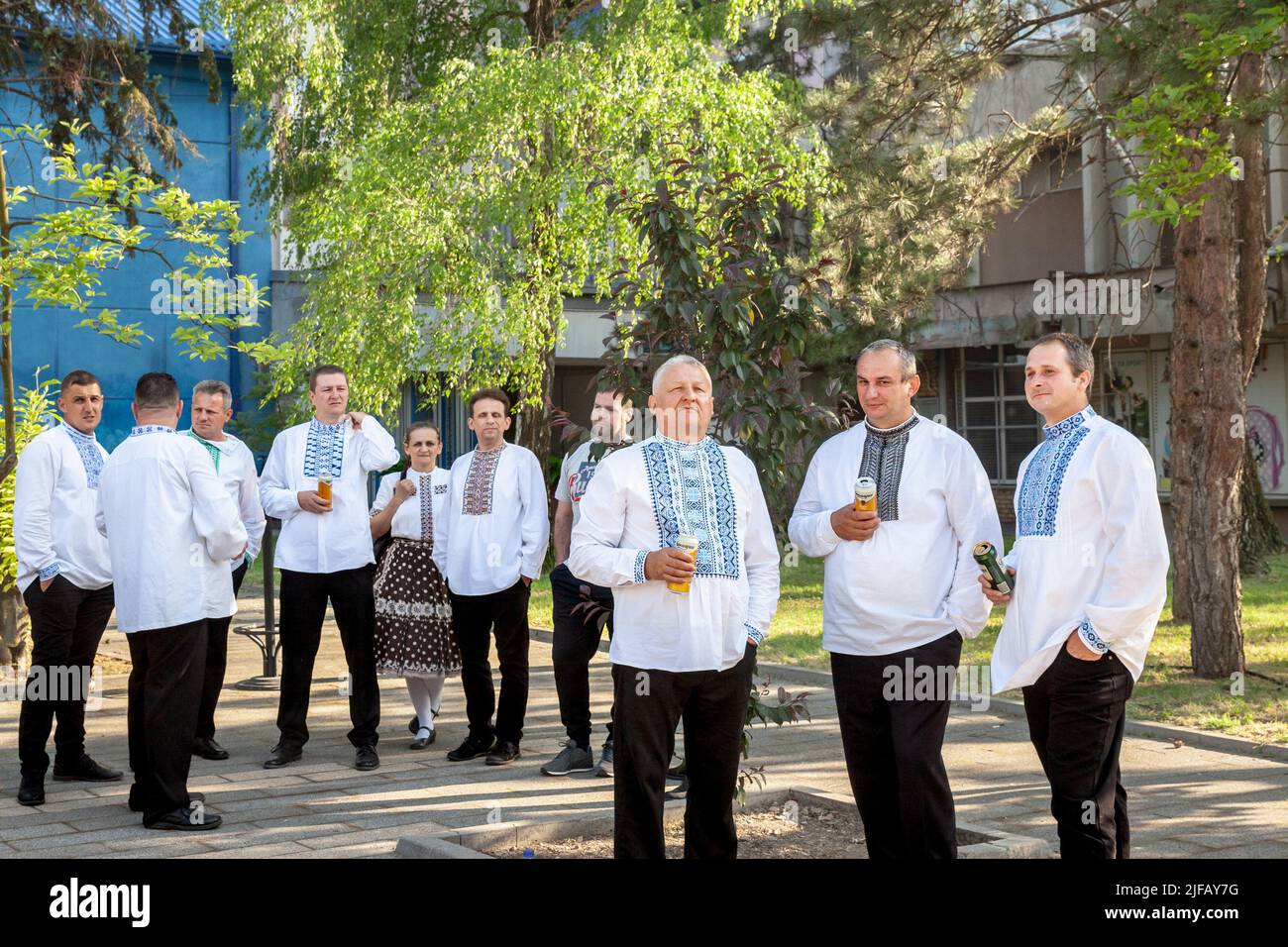 Photo d'un groupe d'hommes, les slovaques, portant un costume traditionnel slovaque populaire à Kovacica, Serbie. Selon le recensement de 2011, les Slovaques en Serbie Banque D'Images