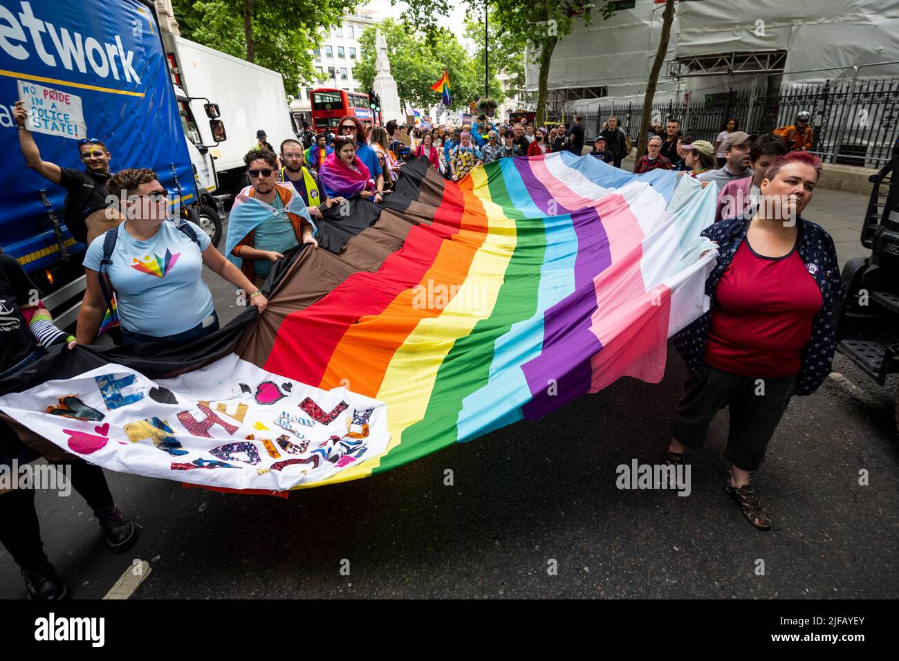 Londres, Royaume-Uni. 1 juillet 2022. Les personnes portant un drapeau arc-en-ciel géant suivant les anciens combattants âgés de la première Marche de la fierté britannique en 1972 retraçant leur itinéraire exact de Charing Cross Road et Oxford Street à Hyde Park. Organisé par le Front de libération gay (FGLF), l'événement se déroule à l'anniversaire exact du 50th e anniversaire de la première fierté britannique. Le 2 juillet, Pride à Londres a lieu, que le GLF considère comme étant devenu commercialisé. Credit: Stephen Chung / Alamy Live News Banque D'Images