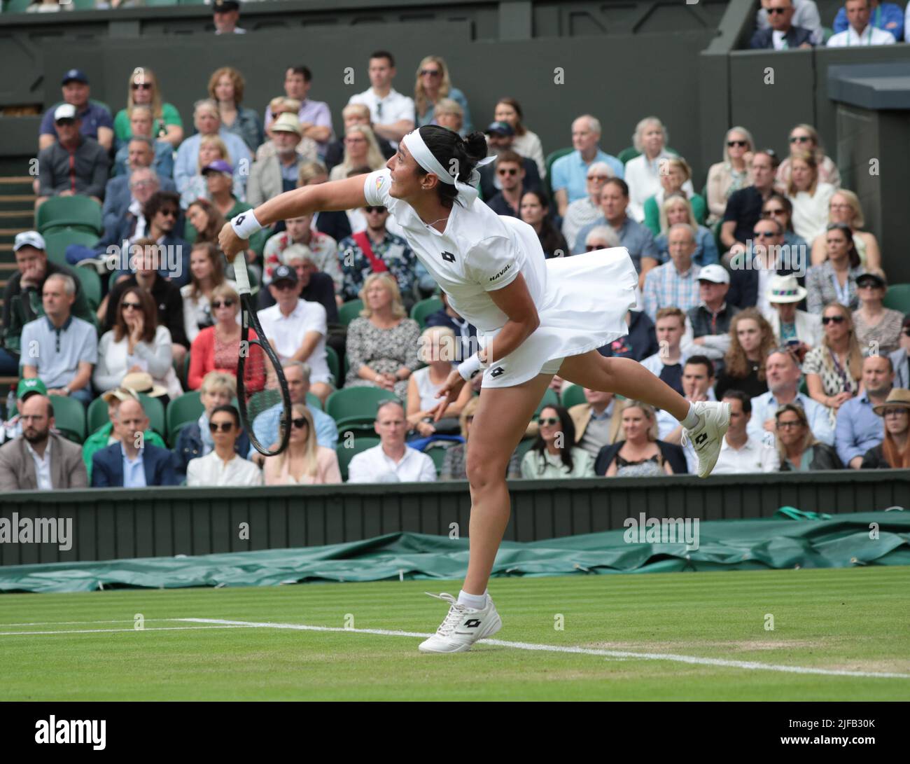 Londres, Royaume-Uni. 01st juillet 2022. Tunisian ont Jabeur en action lors de son troisième match contre la française Diane Parry le cinquième jour des championnats de Wimbledon 2022 à Londres vendredi, 01 juillet 2022. Jabeur remporte le match 6-2, 6-3. Photo de Hugo Philpott/UPI crédit: UPI/Alay Live News Banque D'Images
