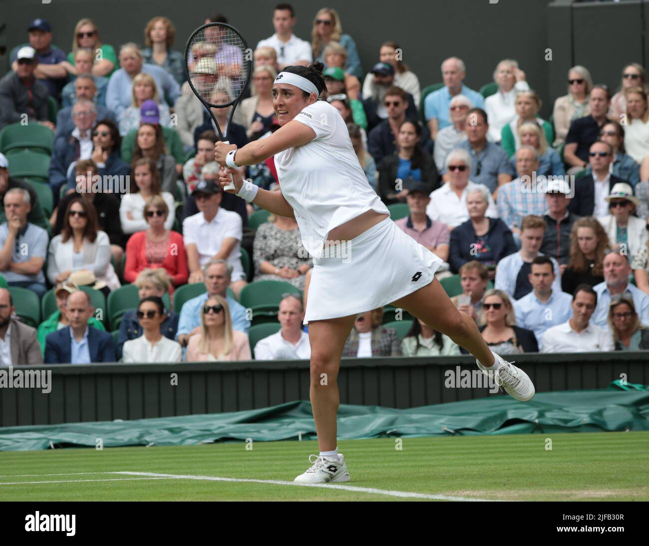 Londres, Royaume-Uni. 01st juillet 2022. Tunisian ont Jabeur en action lors de son troisième match contre la française Diane Parry le cinquième jour des championnats de Wimbledon 2022 à Londres vendredi, 01 juillet 2022. Jabeur remporte le match 6-2, 6-3. Photo de Hugo Philpott/UPI crédit: UPI/Alay Live News Banque D'Images