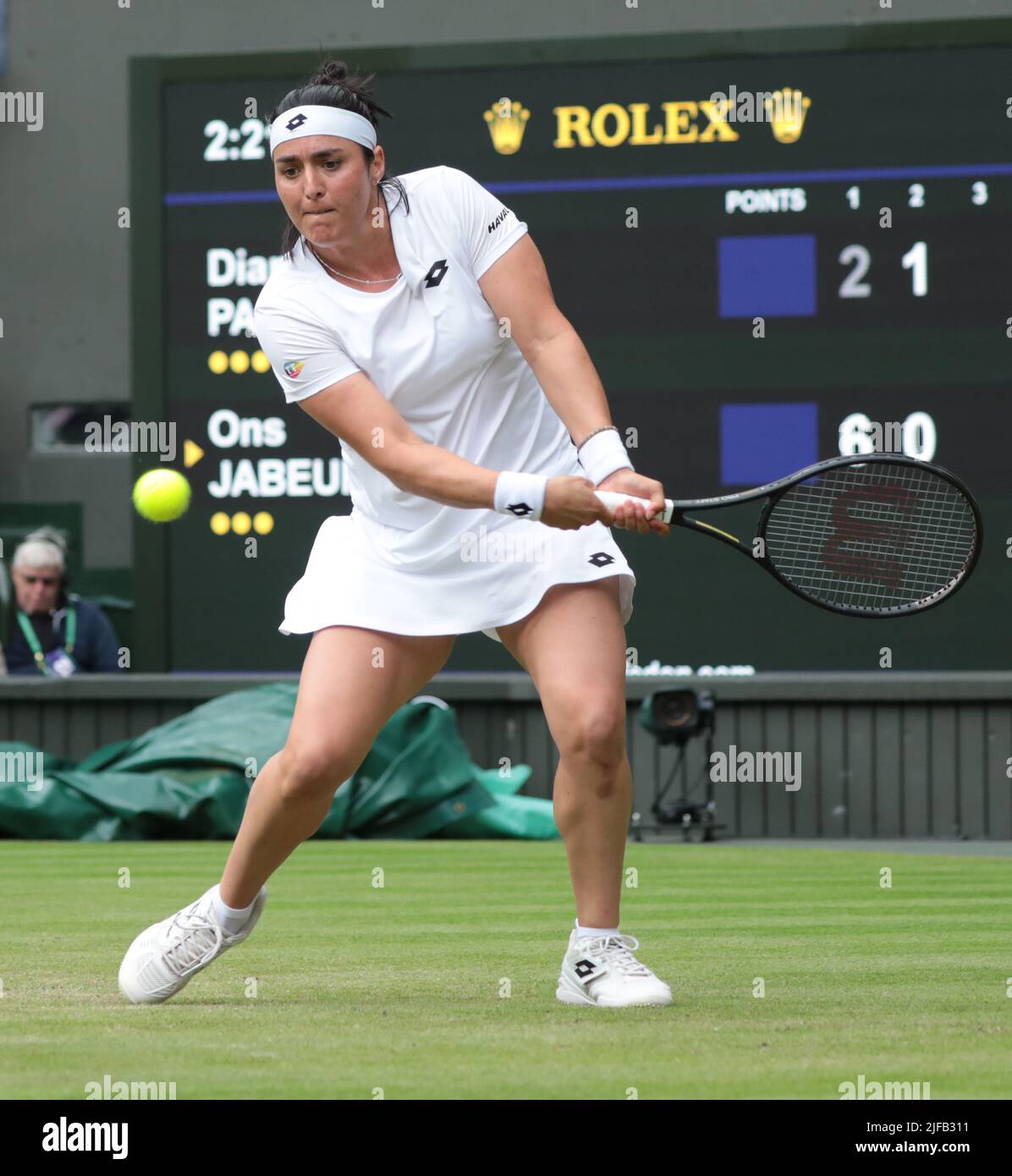 Londres, Royaume-Uni. 01st juillet 2022. Tunisian ont Jabeur en action lors de son troisième match contre la française Diane Parry le cinquième jour des championnats de Wimbledon 2022 à Londres vendredi, 01 juillet 2022. Jabeur remporte le match 6-2, 6-3. Photo de Hugo Philpott/UPI crédit: UPI/Alay Live News Banque D'Images