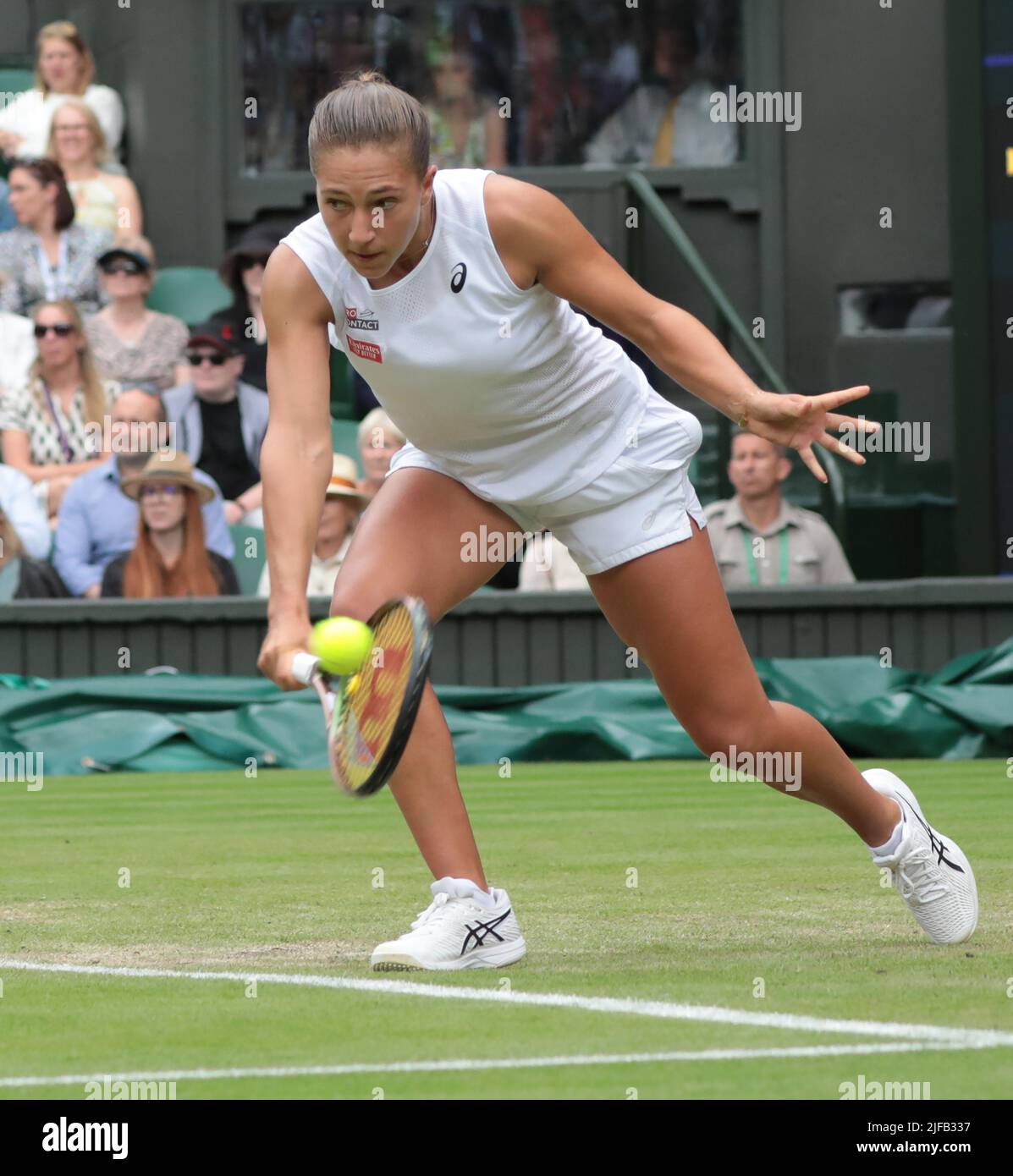 Londres, Royaume-Uni. 01st juillet 2022. Diane Parry, en France, lors de son troisième match contre l'ont Jabeur tunisien, le cinquième jour des championnats de Wimbledon 2022 à Londres, vendredi, 01 juillet 2022. Jabeur remporte le match 6-2, 6-3. Photo de Hugo Philpott/UPI crédit: UPI/Alay Live News Banque D'Images
