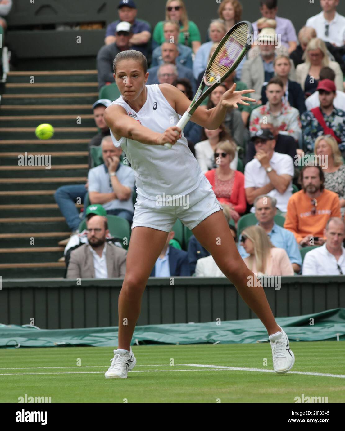 Londres, Royaume-Uni. 01st juillet 2022. Diane Parry, en France, lors de son troisième match contre l'ont Jabeur tunisien, le cinquième jour des championnats de Wimbledon 2022 à Londres, vendredi, 01 juillet 2022. Jabeur remporte le match 6-2, 6-3. Photo de Hugo Philpott/UPI crédit: UPI/Alay Live News Banque D'Images