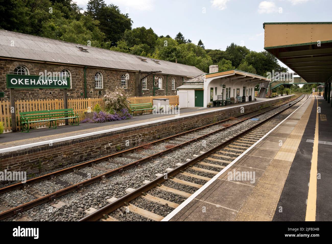 Gare d'Okehampton, Devon. La station a été rouverte aux services réguliers en 2021. Banque D'Images