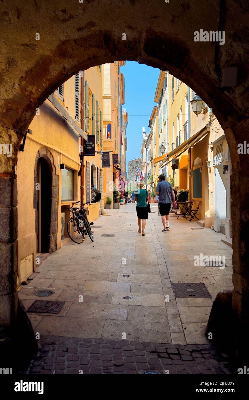 France, Var, Saint-Tropez, rue de la Ponche dans la vieille ville qui passe sous le Tour des remparts Banque D'Images