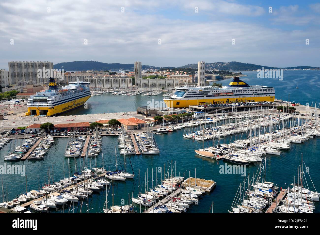 France, Var, Toulon, le port civil et les ferries de Corse qui assurent la liaison avec la Corse dans le port commercial Banque D'Images