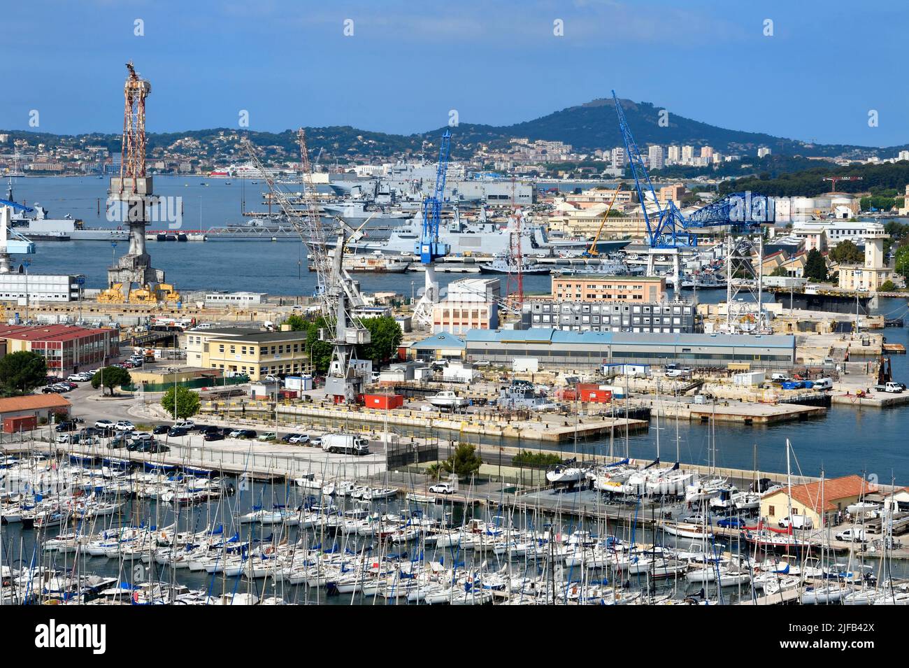France, Var, Toulon, port civil et base navale (Arsenal) en arrière-plan Banque D'Images