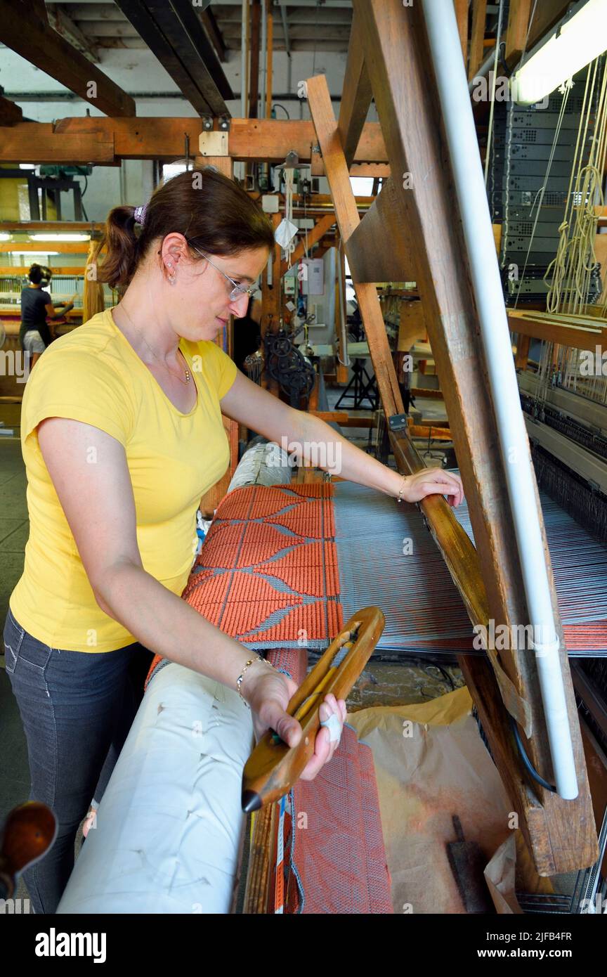 France, Var, Presqu'ile de Saint Tropez, Cogolin, la Manufacture Cogolin est en train de fabriquer des tapis depuis 1924, la plupart d'entre eux sont tissés de longueur sur des métiers à main Jacquard datant de 19th ans Banque D'Images