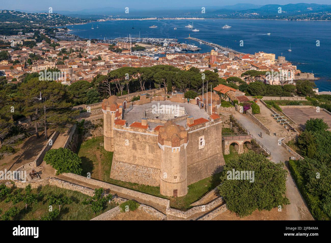 France, Var, Saint-Tropez, 16th siècle la citadelle qui abrite le musée d'histoire maritime, la ville est en arrière-plan (vue aérienne) Banque D'Images