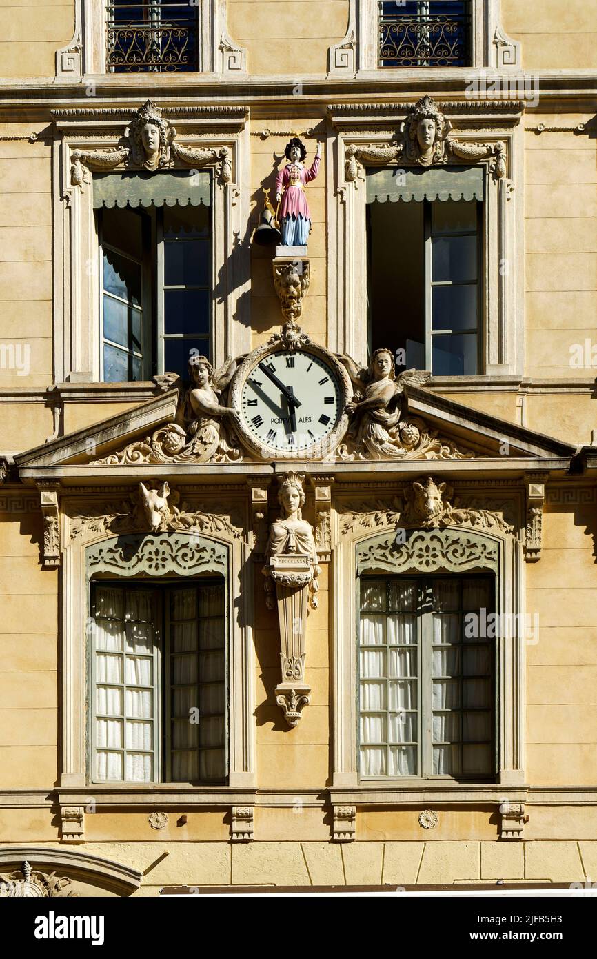 La France, Gard, Nîmes, Place de l'Hôtel de Ville, horloge Jacquemart Banque D'Images