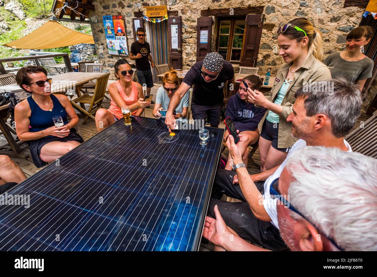 France, Hautes-Alpes, Champsaur, vallée du Champoléon, village des Borels, val de Tourond, cabane de montagne Tourond, test sur la table solaire connectée Banque D'Images