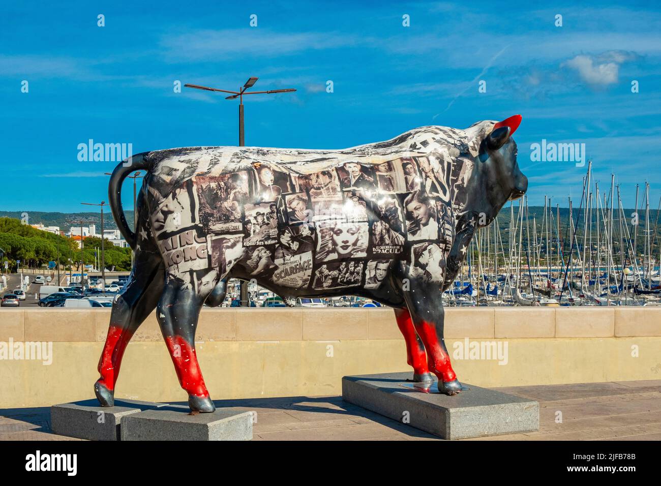 France, Bouches du Rhône, la Ciotat, la sculpture de ce taureau, appelé Cinétaureau, est installé en face du cinéma Eden, le plus ancien cinéma du monde. Couvert de photos d'artistes célèbres, nous découvrons les portraits de Clark Gable, Michèle Morgan, Jean Gabin, Michel Simon Banque D'Images
