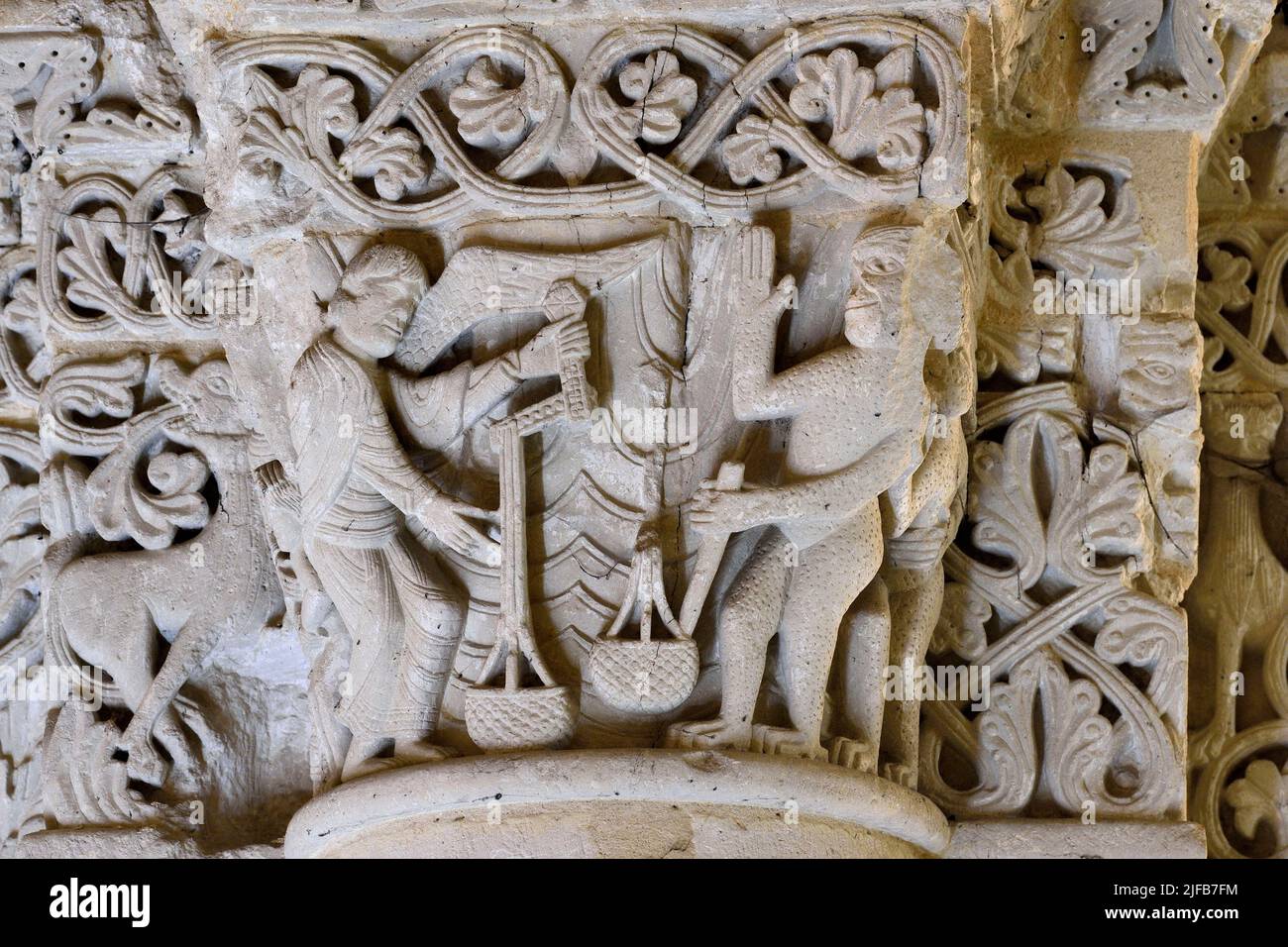 France, Charente-Maritime, Saintonge, Saintes, la basilique Saint-Eutrope, Capitale représentant le jugement dernier et la pesée des âmes (fin du 11th siècle) dans l'église haute Banque D'Images
