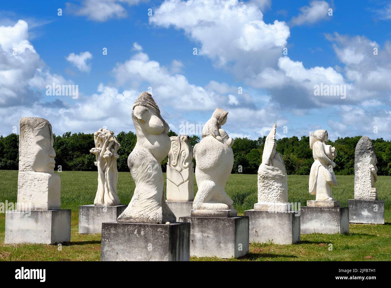 France, Charente-Maritime, Saintonge, Crazannes, la Pierre de Crazannes,  début de construction dans un champ de 365 mégalithes sculptés, projet  appelé la Galaxie des pierres surélevées Photo Stock - Alamy