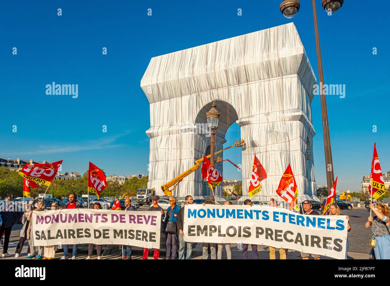 France, Paris, place de l'Etoile, Arc de Triomphe enveloppé par Jeanne-Claude et Christo, 18 septembre à 3 octobre 2021, grève de la CGT Banque D'Images