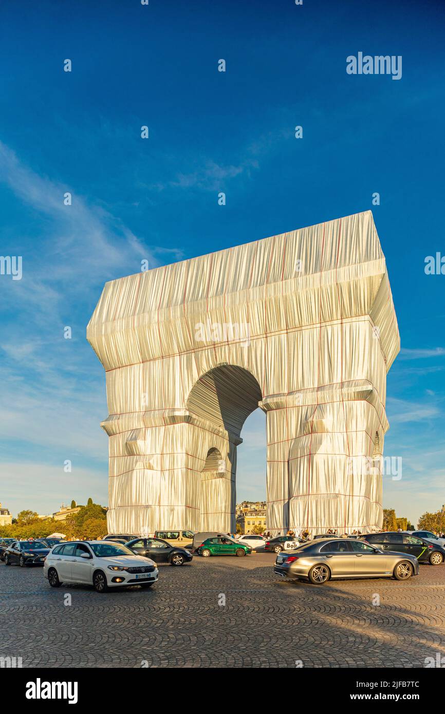 France, Paris, place de l'Etoile, Arc de Triomphe enveloppé par Jeanne-Claude et Christo, du 18 septembre au 3 octobre 2021 Banque D'Images
