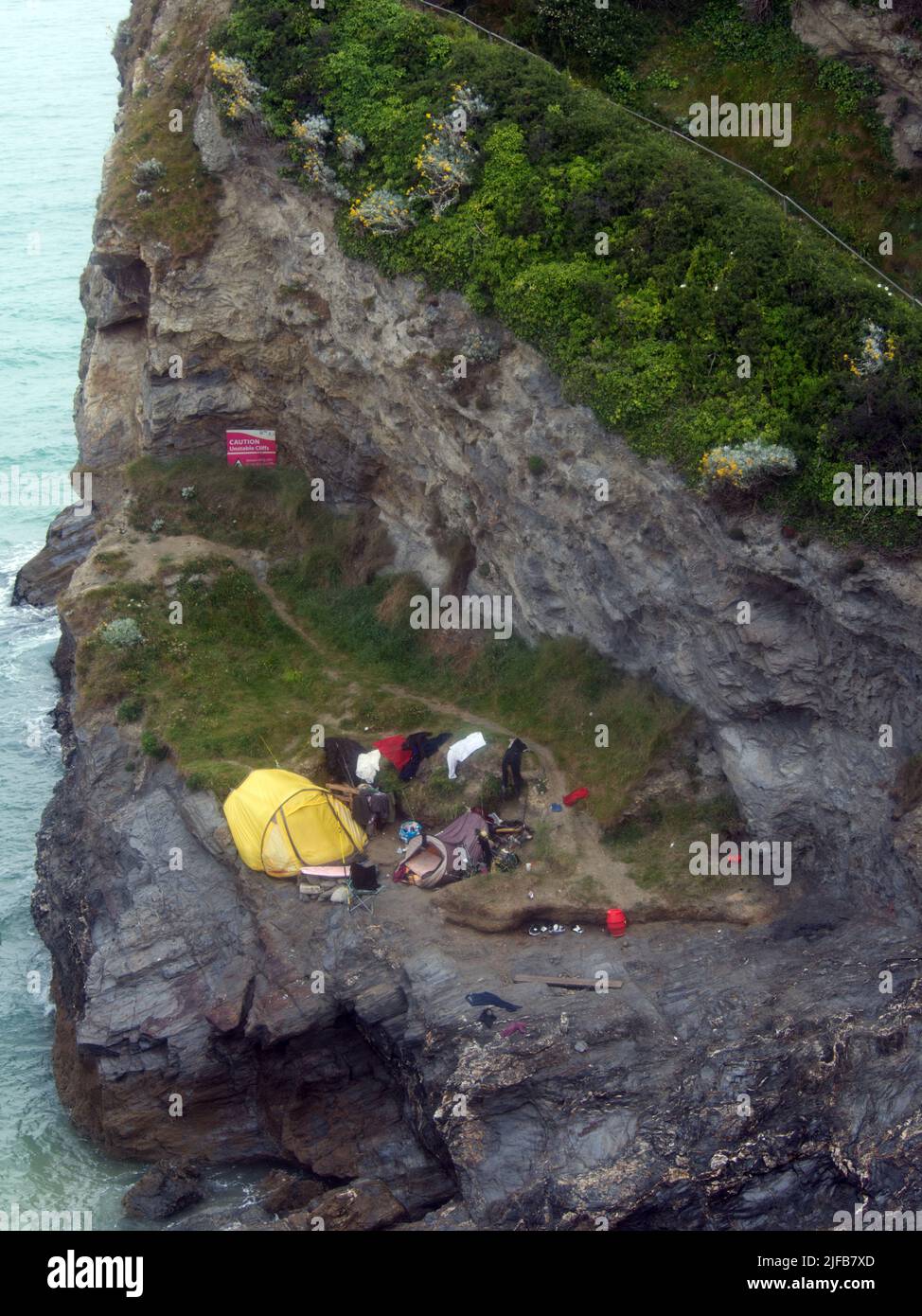 Les sans-abri vivent sur une falaise de Cornouailles Banque D'Images