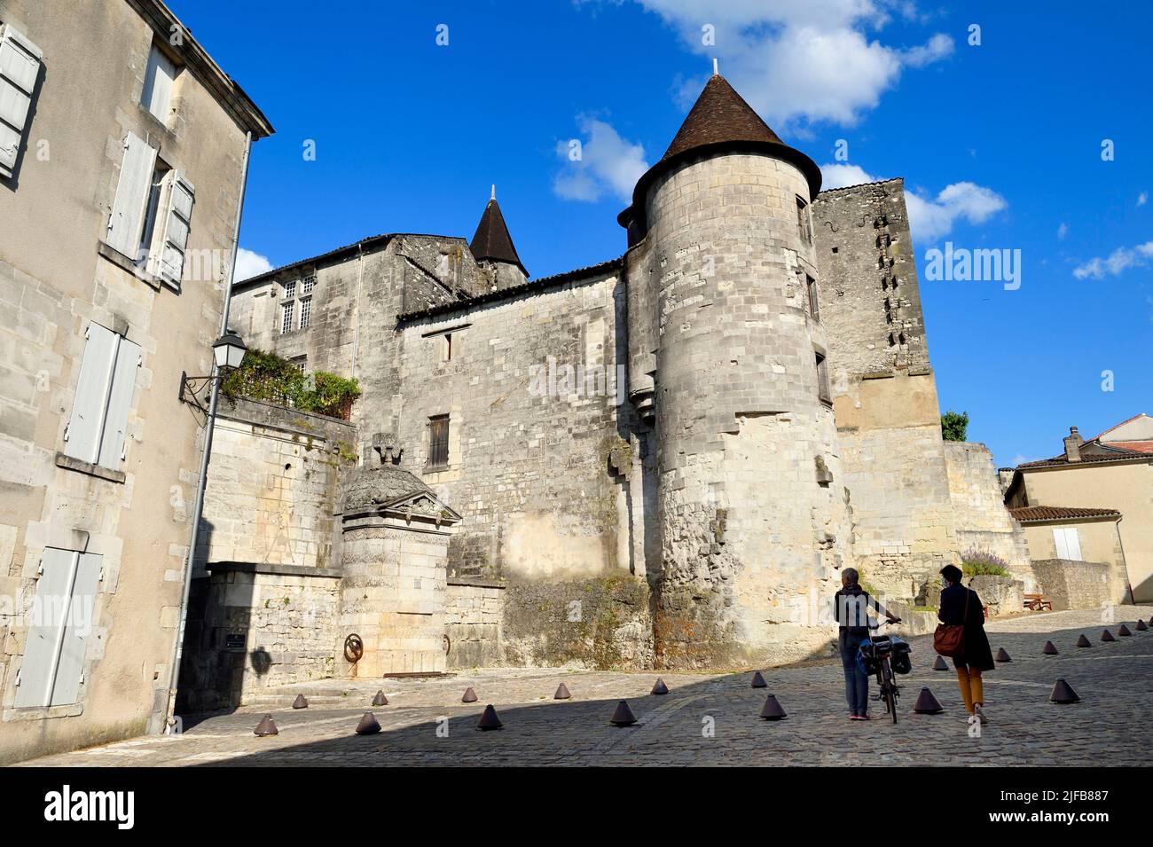 France, Charente, Cognac, Château de Cognac où le roi François Ier est né en 1494, il devient le siège de la compagnie Otard Cognac, à gauche la fontaine François Ier Banque D'Images
