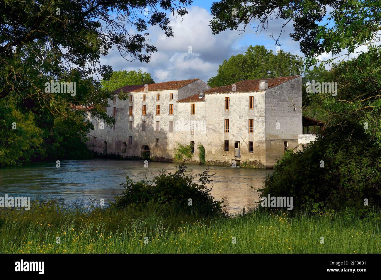 France, Charente-Maritime, Chaniers, restaurant le Moulin de la Baine, dans un moulin du 17th siècle surplombant la Charente Banque D'Images
